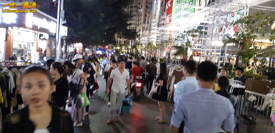 朝陽廣場夜場熱鬧盛況