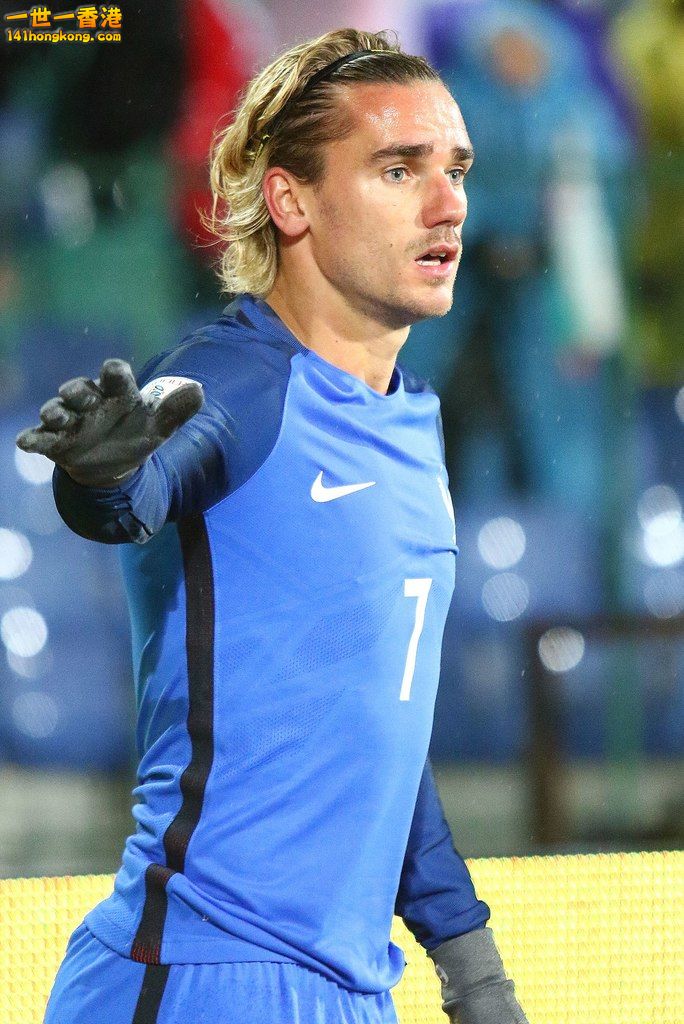 1200px-Antoine_Griezmann_in_2017_(cropped).jpg