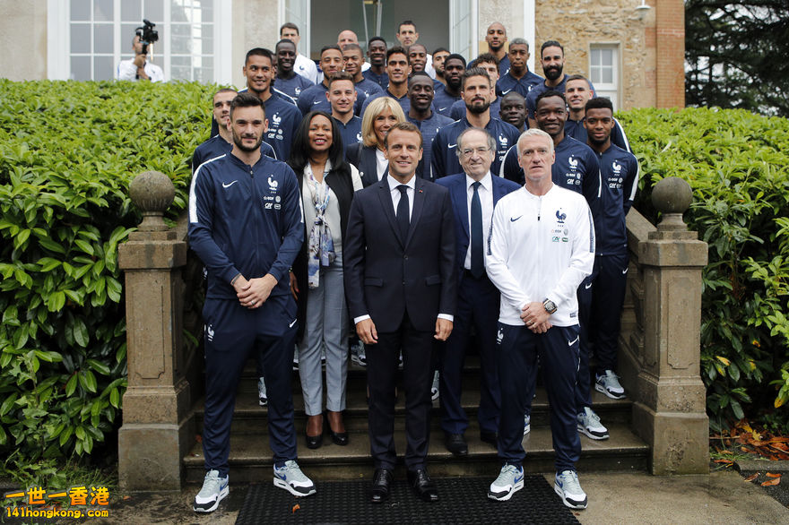 7793647138_emmanuel-macron-a-clairefontaine-avec-les-bleus-le-5-juin-2018.jpg