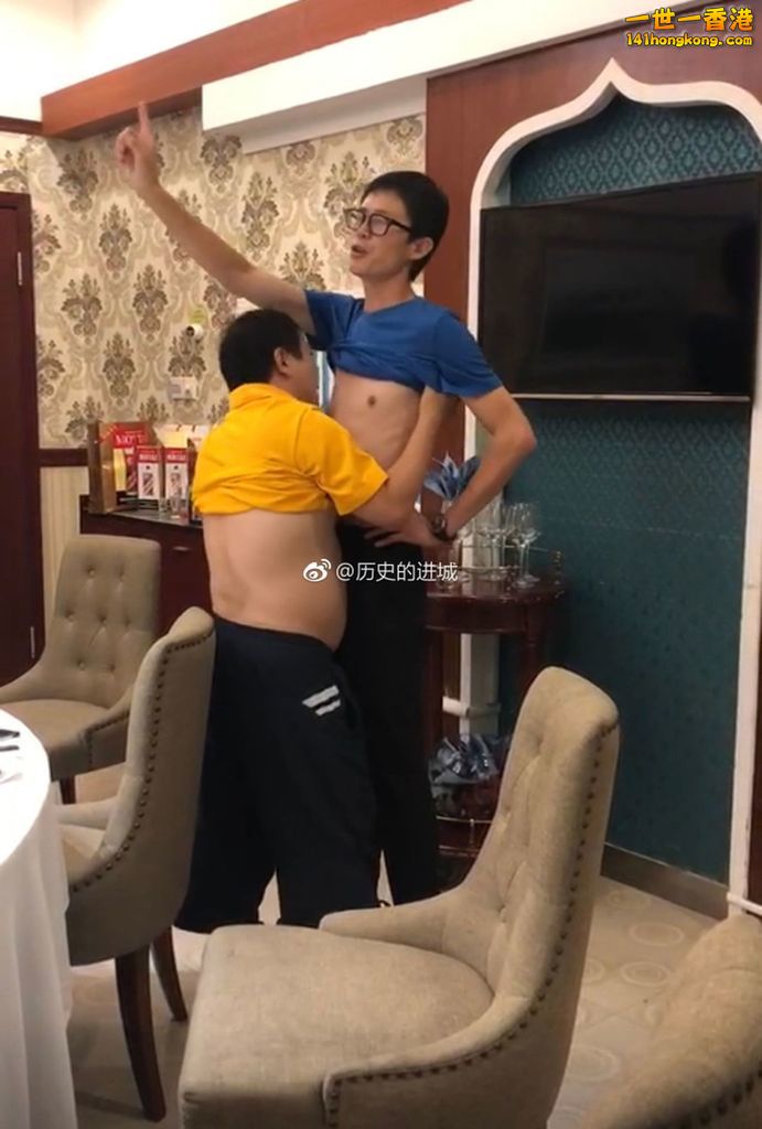 大陸男子 疑醉酒互舔對方胸部.jpg