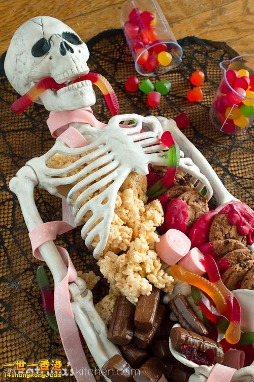 Halloween-Dessert-Table-93-500-wm_.jpg