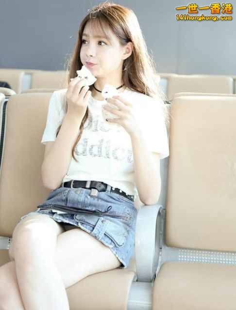 美女走光