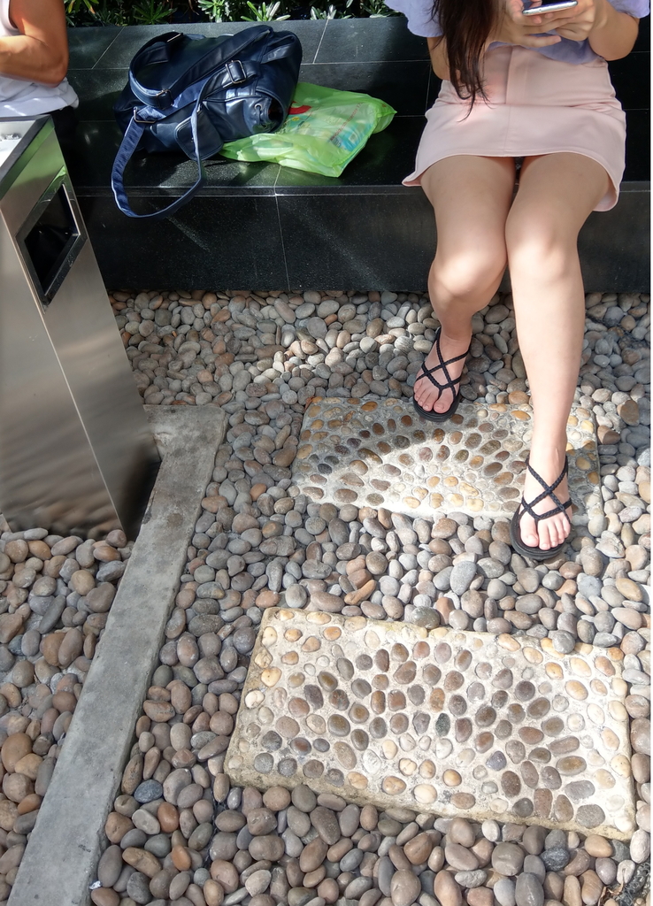 歐巴坐下後似乎一直想再起身在探看無奈三人互相牽制誰也不好意思先站起來看