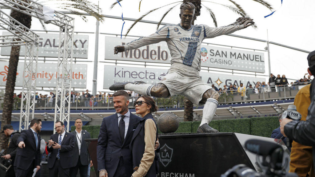 david-beckham-la-galaxy-statue-2019_rk7evp3mzg8u1guhzcfxpmvz0.jpg