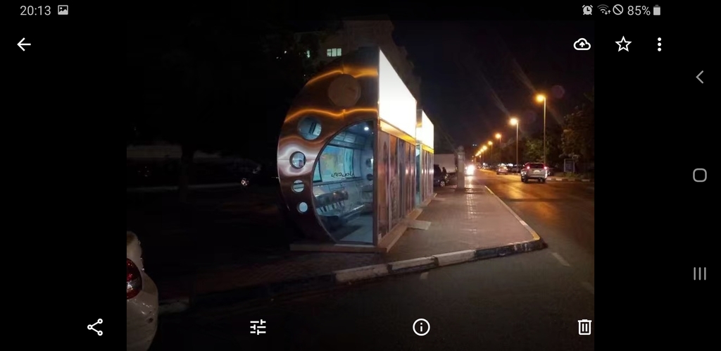 杜拜的巴士站有冷氣，咁就知道有幾熱啦。