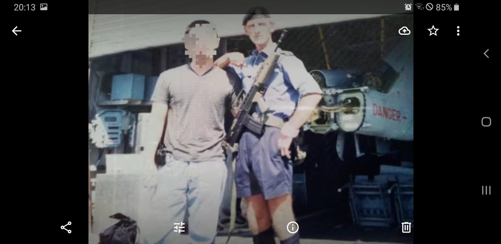 英軍。(張相有178年啦，睇我腰間部手機就知道，摩托羅拉。