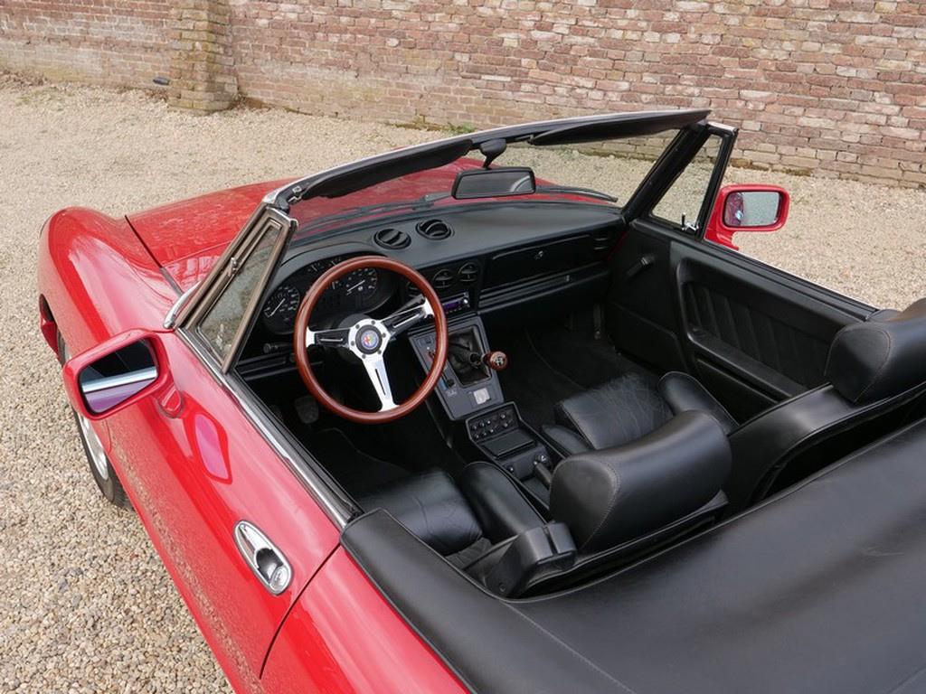 Alfa Romeo 2.000 Spider del 1992 013.jpg
