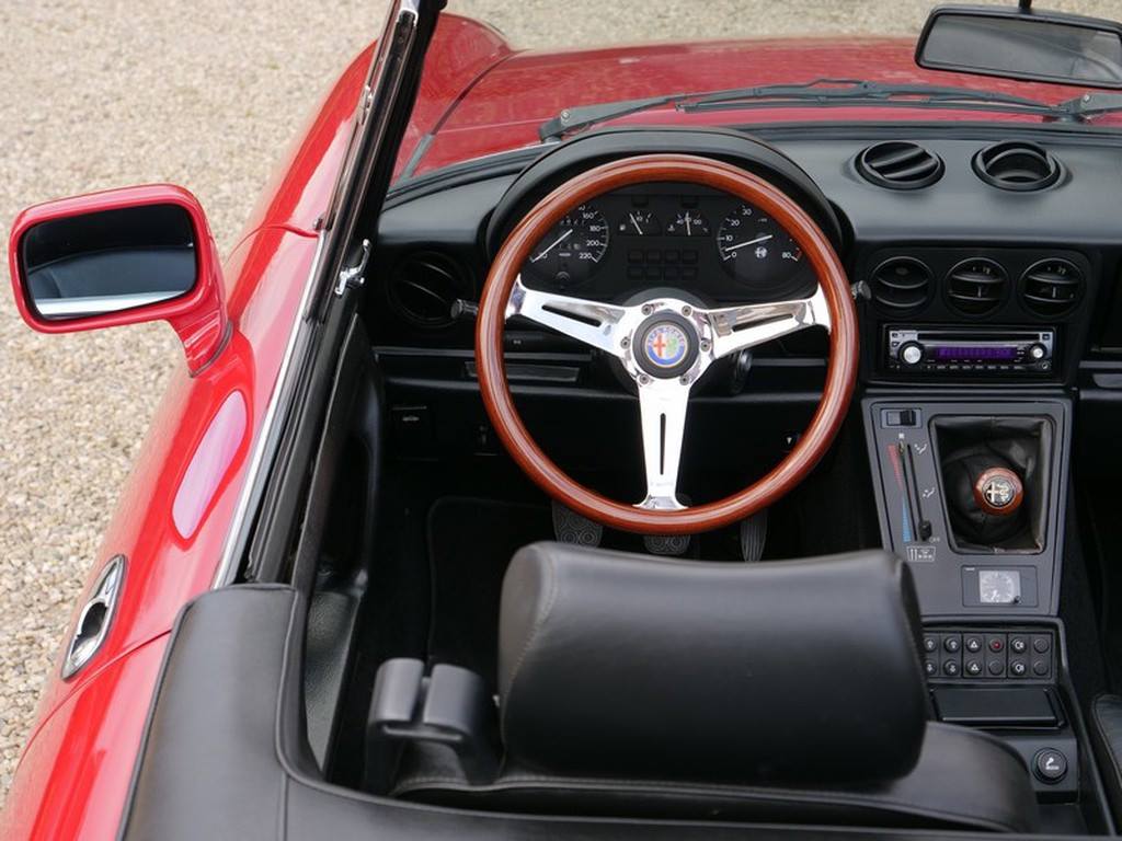Alfa Romeo 2.000 Spider del 1992 014.jpg