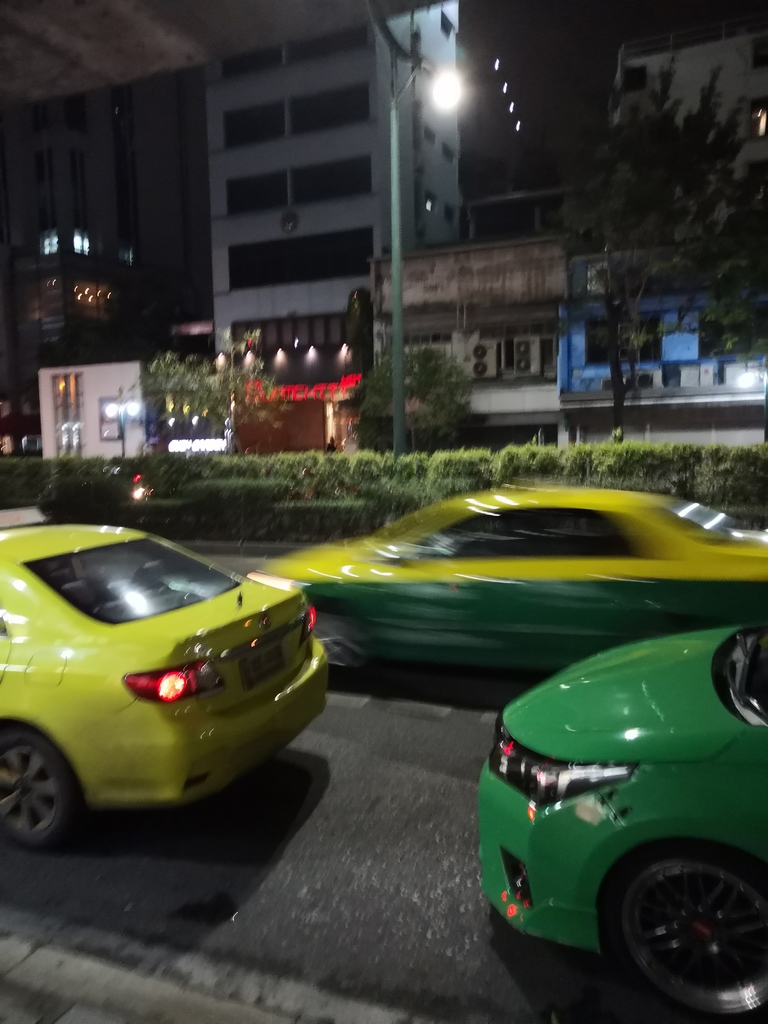 2點幾蛇美門口仲有人未收工