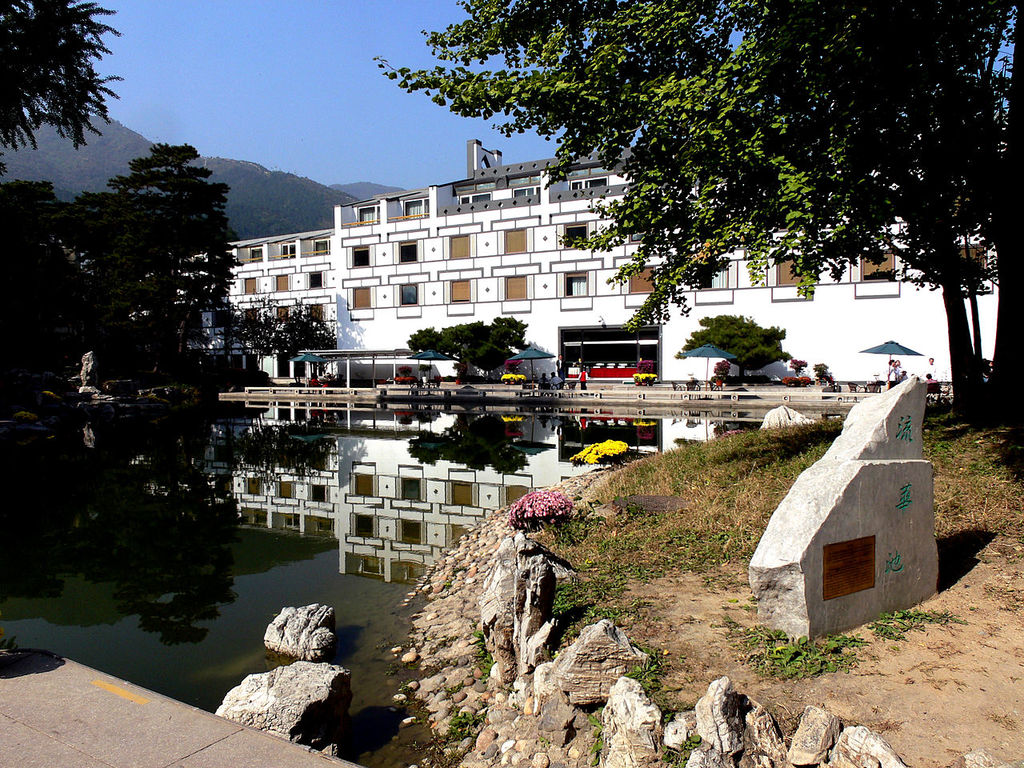1280px-Fragrant_Hill_Hotel.jpg