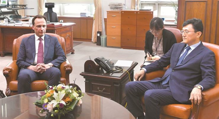 Yoon Soon-gu, right, meets with Russia's  Maxim Volkov.jpg