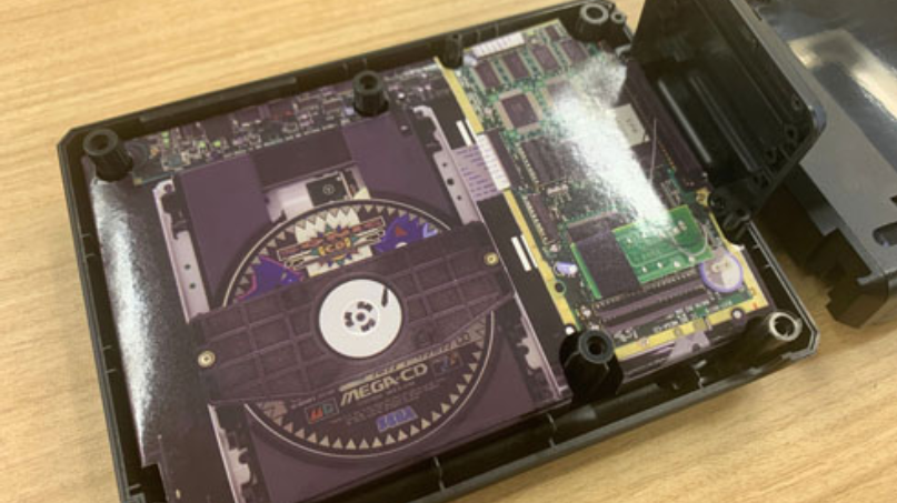 Screenshot_2019-09-24 Mega Drive Mini同售Mega CD玩具竟內置「底板」拆機才會看到的.png