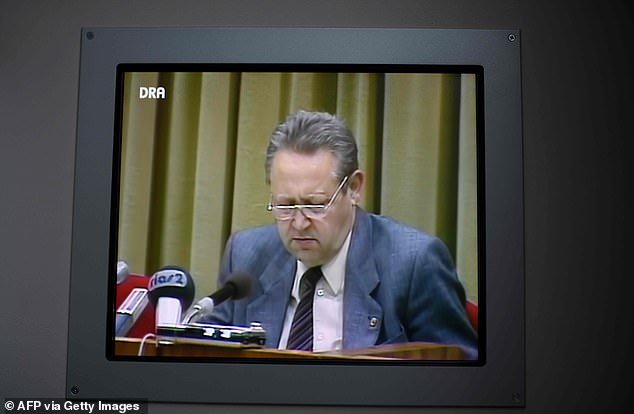 Gunter Schabowski on November 9 1989.jpg