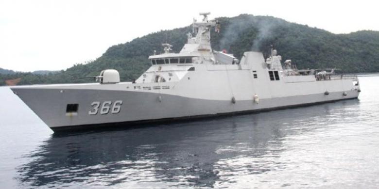 KRI Sultan Hasanuddin patrols Natuna Waters in Riau.jpg