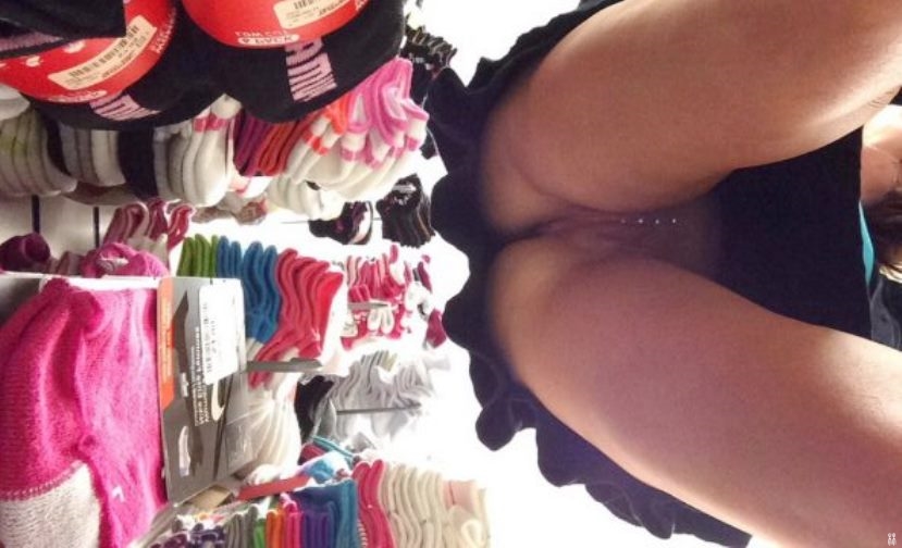 shopping-upskirt-no-panty-girlfriend-selfie-368x616.jpg