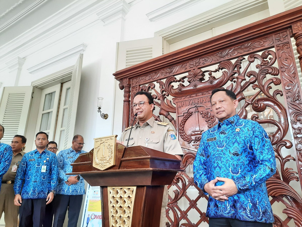 Jakarta Governor Anies Baswedan (center).jpg