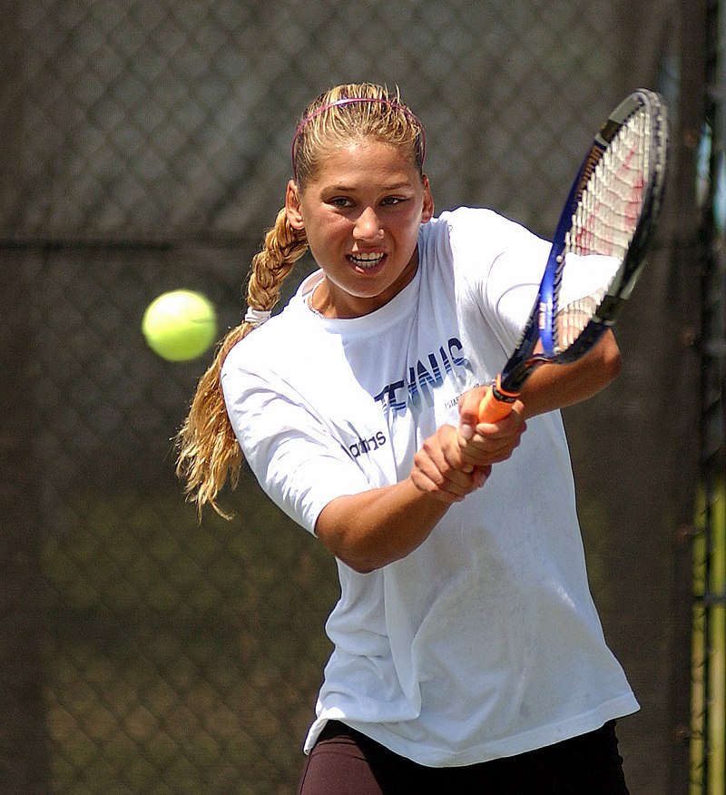 800px-Anna_Kournikova_DF-SD-04-04709.jpg