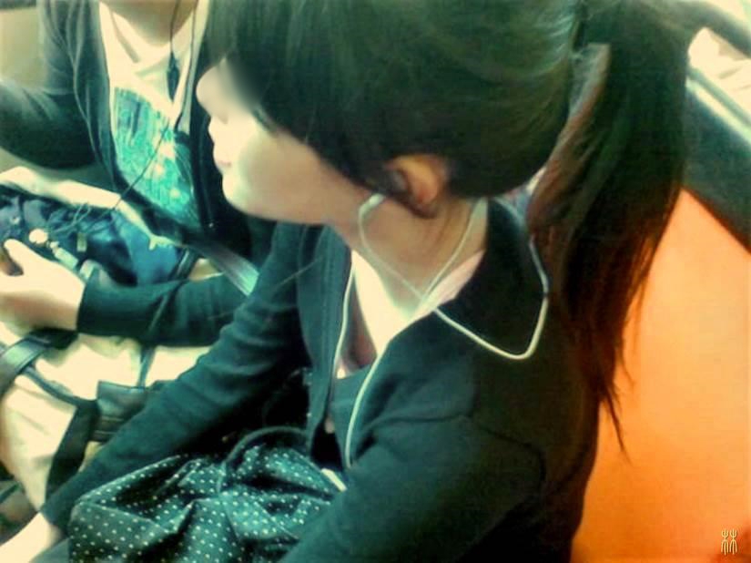JC_JK_胸チラ_乳首ポロリ_盗撮_エロ画像19_sa.jpg
