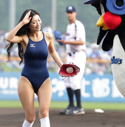 始球式壇蜜.jpg