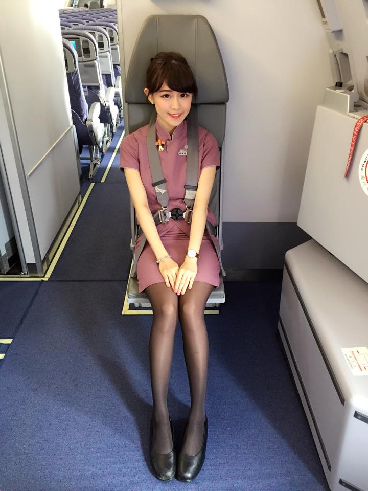 華航空姐邱俞瑄White.jpg