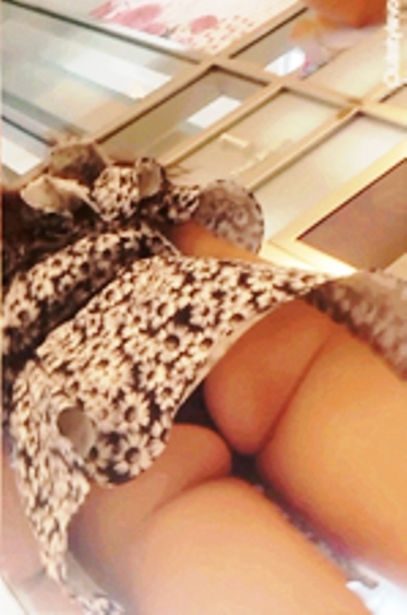 HD／SDの經典盜攝視訊 Vol.40：商超妝容品專區偷錄美女裙底風光～002.jpg.jpg