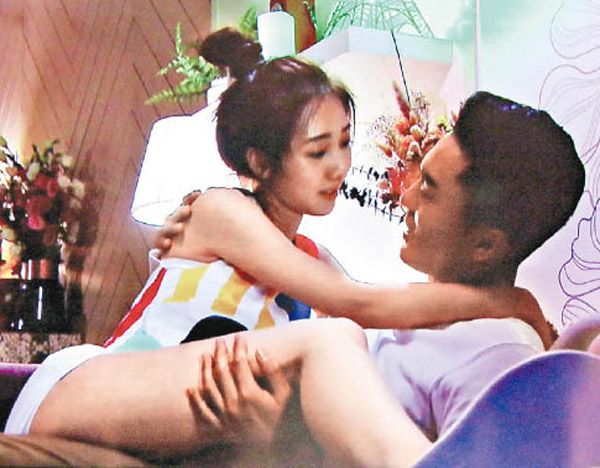 何依婷在《機》劇中坐楊明大髀，演活港女人氣急升！.jpg
