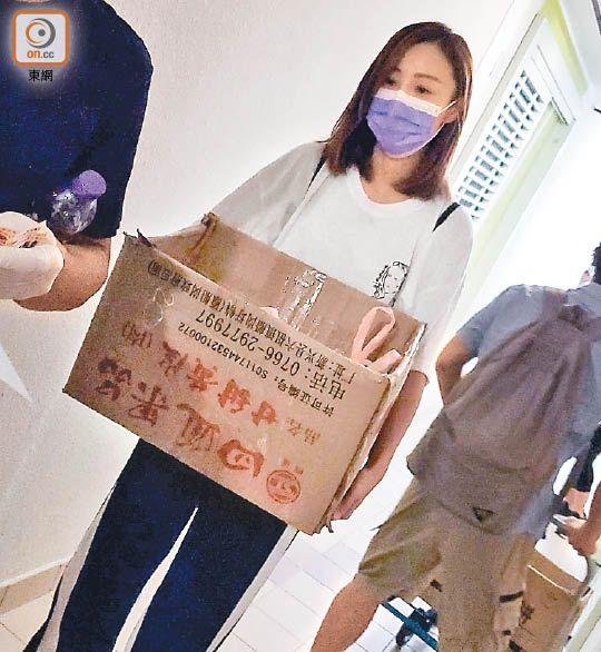 放下明星包袱，捧成箱物資上樓。.jpg
