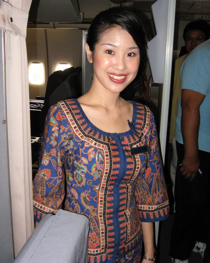 Singapore_Airlines_Hostess.jpg