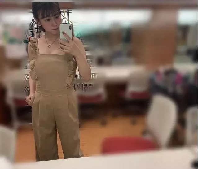 電視台在推特放上女主播在後台的照片。.jpg