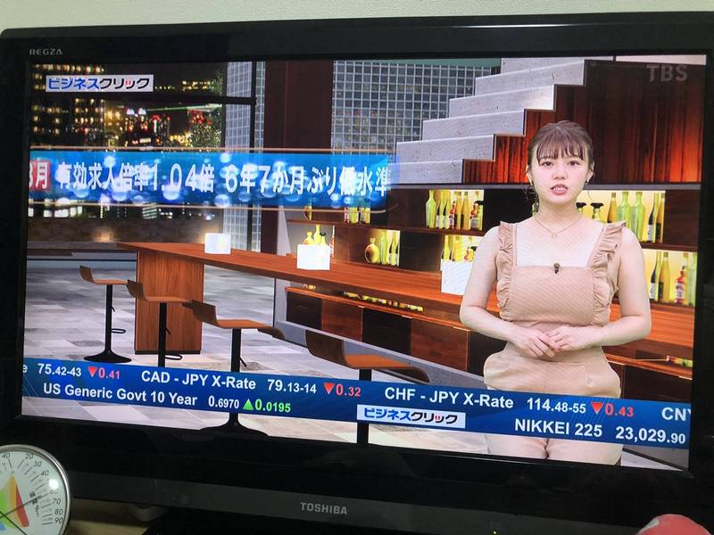 日本網友日前在推特PO出井口綾子播報新聞截圖，只見她所著衣服上半身為無袖荷葉邊設計.jpg