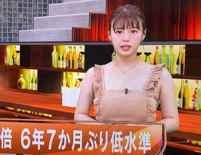 日本女主播井口綾子日前身穿一襲卡其色無袖連身衣褲播報新聞，現場光線照射下讓衣服顏.jpg