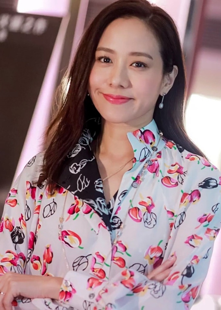 林嘉欣_-_Standing_position.jpg