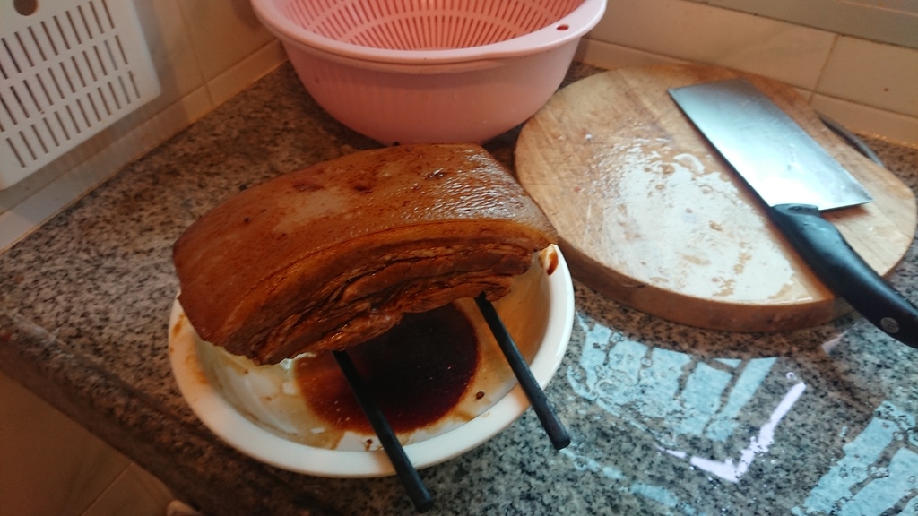 出水完，上色，干水，再炸，炸完，浸水，出虎皮效果。