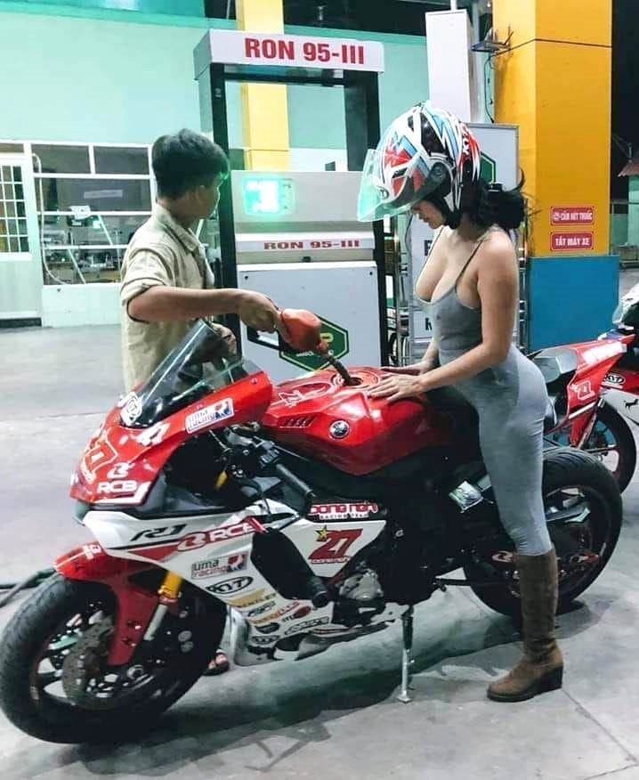 加油站見女騎士頂著「超閃車頭燈」.jpeg