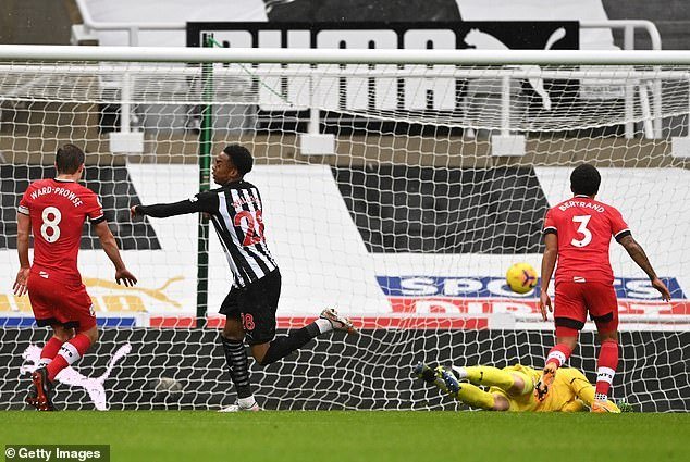 38958926-9231487-Newcastle_took_the_lead_through_debutant_Joe_Willock_L_on_loan_.jpg