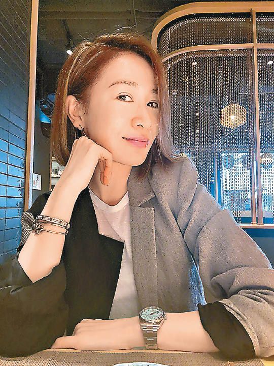 佘詩曼佩戴的手鈪價值不菲。.jpg