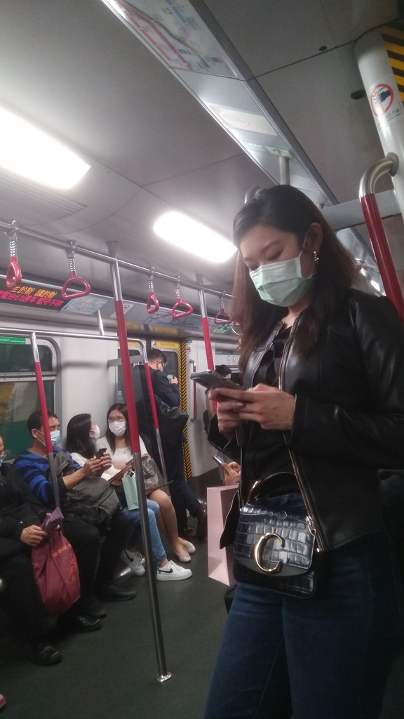 現場就望到佢裇衫心口漏bra可惜影得唔清…