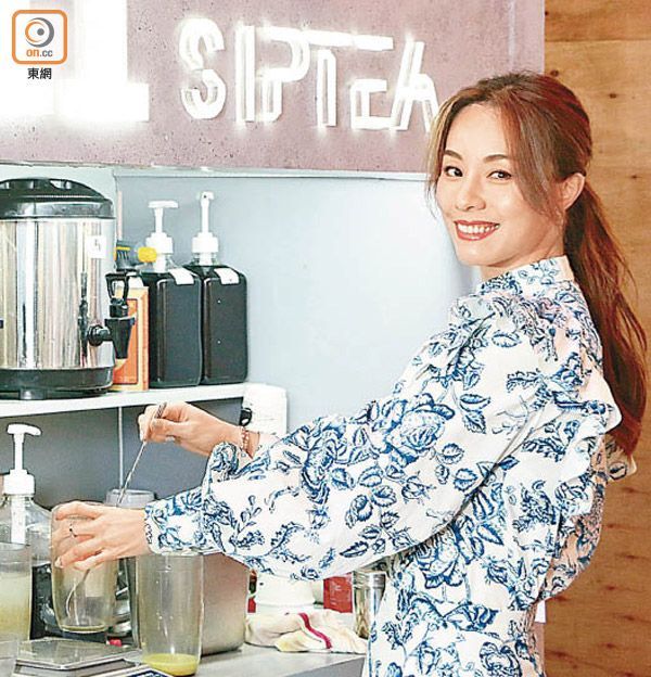 演藝工作減少，Stephy多放時間在茶飲店生意。.jpg