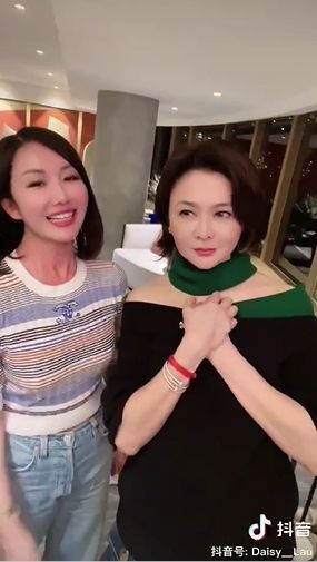 ▲關之琳（右）在新影片中面容怪異。a.jpg