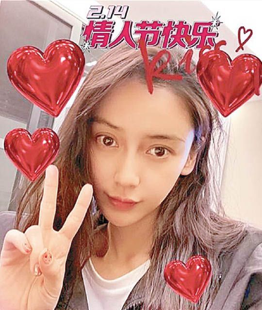 Baby情人節玩單人自拍，老公黃曉明無影無蹤。.jpg