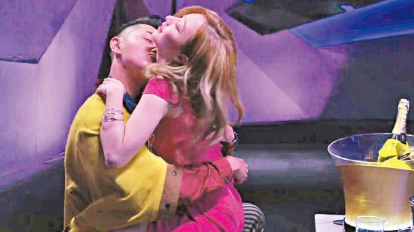 形象純情的何依婷大解放，坐鄭俊弘大髀交戰。.jpg