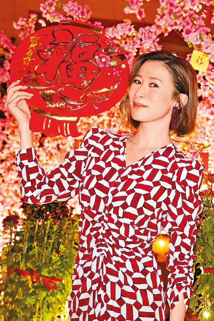 3 阿佘寫上「賺盡金牛」，寓意大家今年走出疫境賺大錢。.jpg