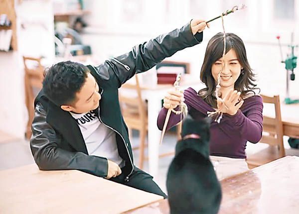 節目中，鍾培生孖嘉倩BB齊齊整手作，似足情侶。.jpg