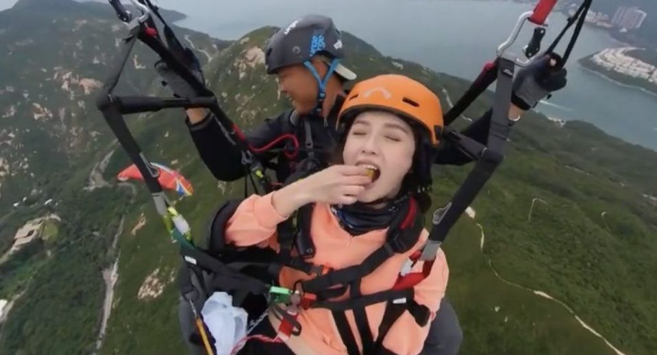 鄺潔楹心情輕鬆到食燒賣，其後她表示在空中無驚慌更感到好舒服，一度想瞓覺。.jpg.jpg