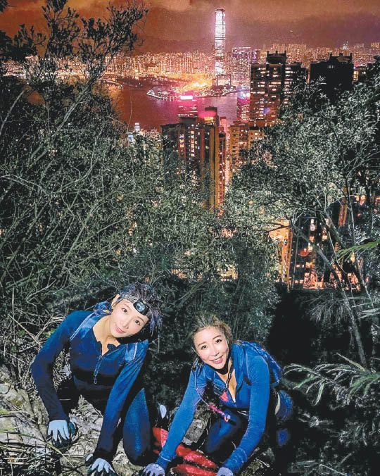簡淑兒（左）和陳婉衡登頂後，身後的維港夜景盡收眼底。.jpg