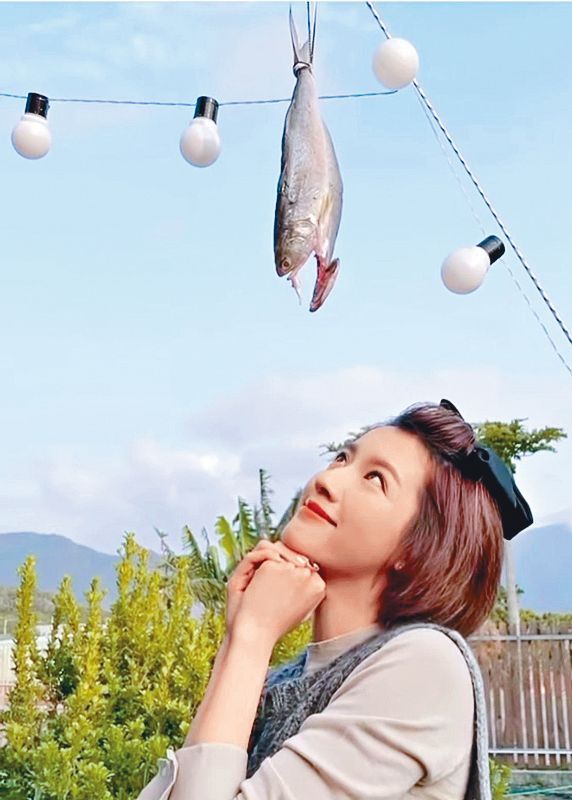 思貝望住條魚賣萌拍照。.jpg