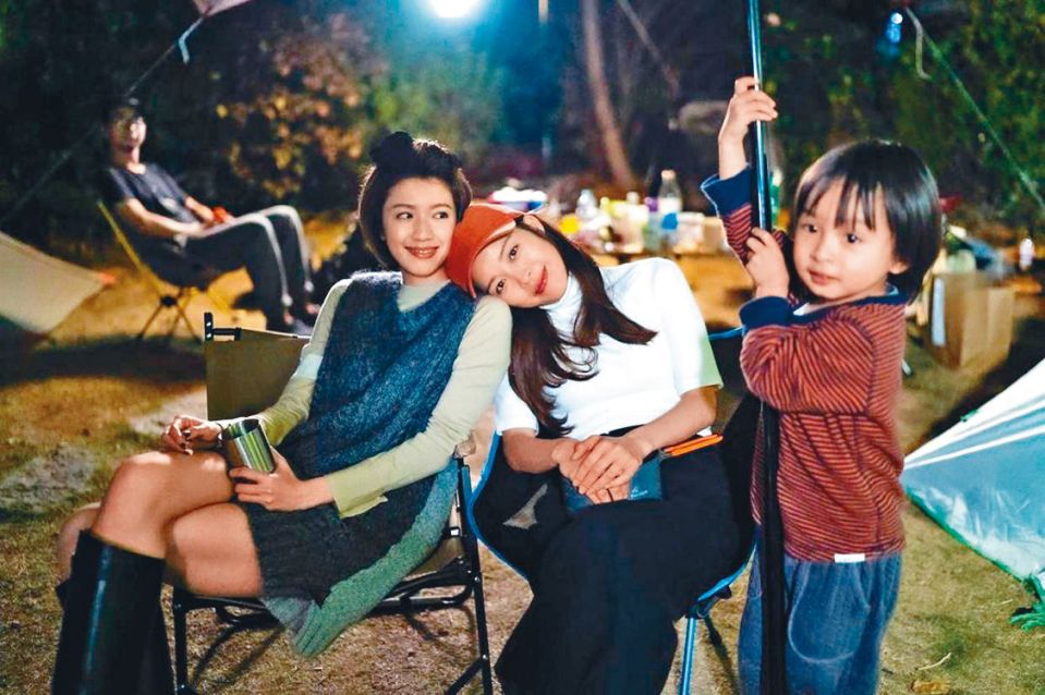 賴慰玲與蔡思貝來個姊妹合照，仔仔鬼馬攝鏡。.jpg