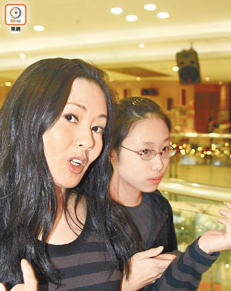 7 當年同媽咪李麗珍行街，仲一臉稚氣。.jpg