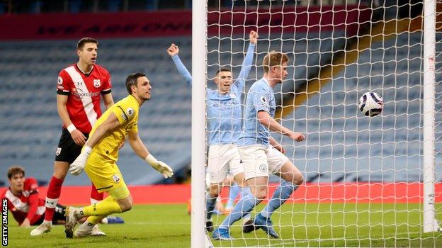 _117522468_kevindebruyneputsmancityahead.jpg