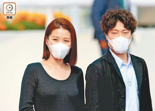 何傲芝為男友名下的愛駒打氣。.jpg